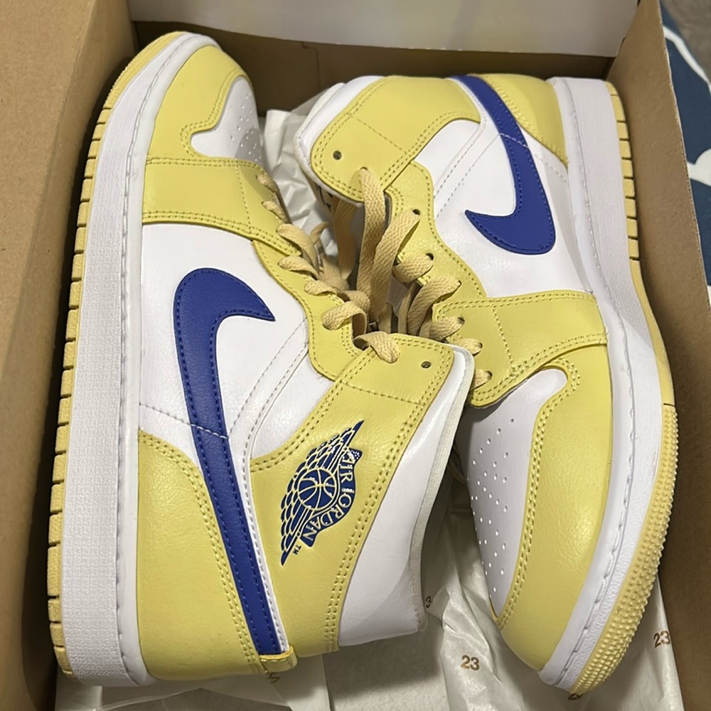 Worn twice Women’s air Jordan 1 mid